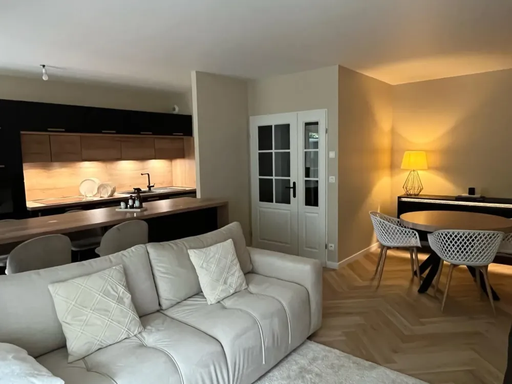 aménagement intérieur : cuisine, salon et salle à manger